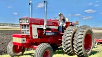 INTERNATIONAL 1468 Tractor Plowing