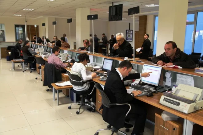 Bankalarda Çalışmak İsteyenlere Fırsat: Gişe Memuru Alımları Başladı!